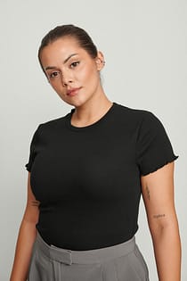 Topp med babylock og korte ermer