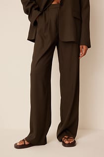 Dressbukse med plisserte detaljer