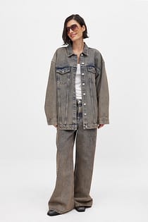 Ruime losse jeans met wijde pijpen