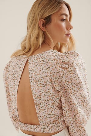 Pink Flower Print Blus Med Ballongärmar Och En Öppen Rygg