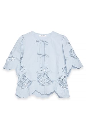 Light Blue Anglaisebluse med bindebånd foran