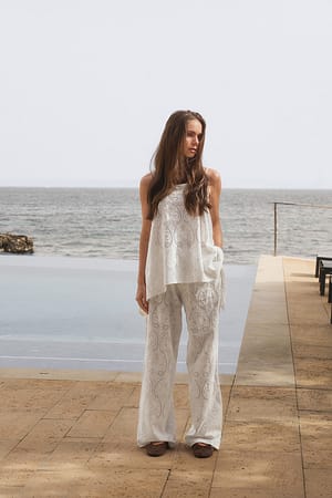 White Løstsiddende bukser med broderie anglaise-detaljer