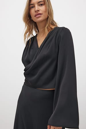 Black Asymmetrisches, überlappendes Satin-Oberteil mit langen Ärmeln