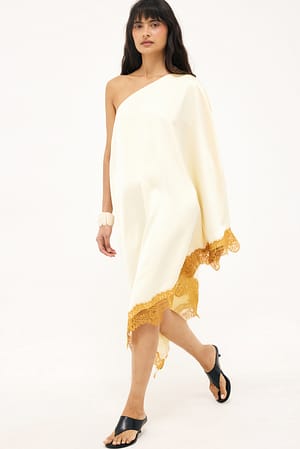 Light Yellow asymmetrisches Kleid mit Spitzenkante