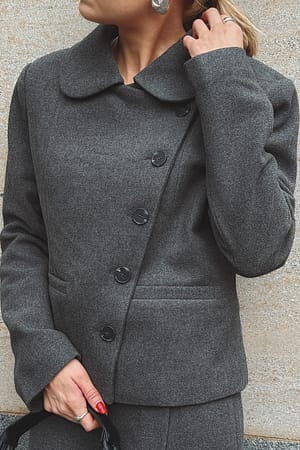 Grey Asymmetrische korte jas met knopen