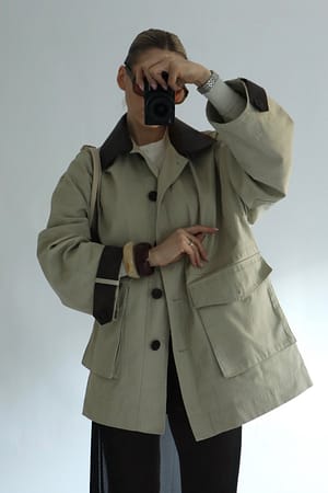 Beige Jacke mit Kordelzug und Kontraskragen