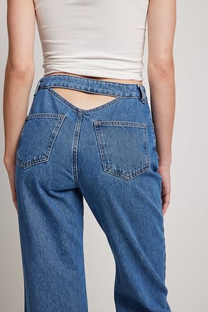 Mid Blue Jeans mit Cut-Out-Detail am Rücken