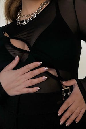 Black Top i net med udskæringsdetalje
