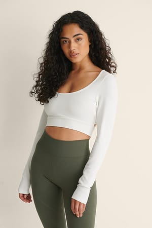 Offwhite Top med åben ryg og krydsdetalje