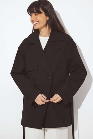 Black Kurzer Trenchcoat mit Gürtel