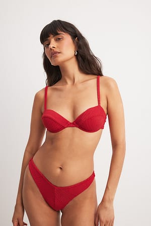 Red Bikinitrusse
