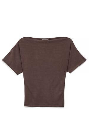 Brown T-Shirt mit U-Boot-Ausschnitt