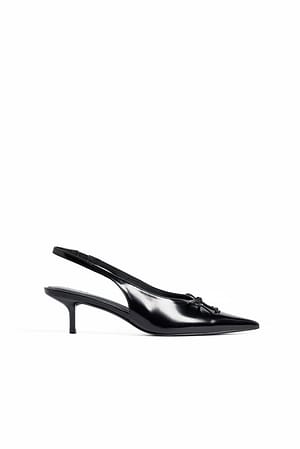 Black Slingback-Pumps mit Schleife