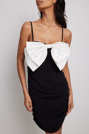 Black/White Vestido mini con lazo