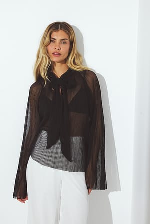 Black Blus med rosetti i halsringningen