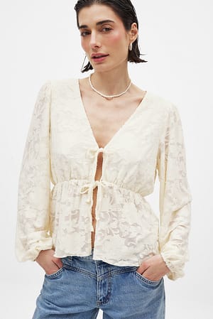 Offwhite Burn-Out-Top mit Puffärmeln