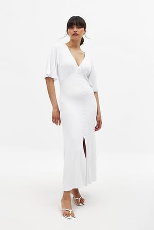White Midikleid mit Knopfdetail