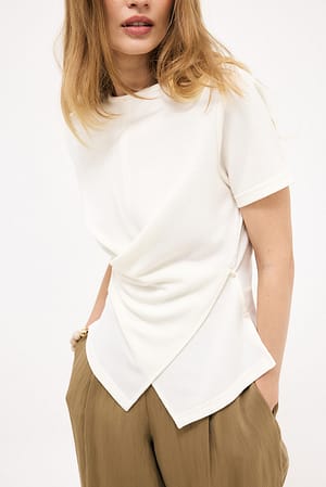 Offwhite Wikkeltop met knoopdetail