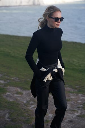 Black Ribbet sweater med skulderpuder