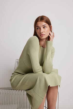 Light Green Klänning med öppen rygg och kupdetaljer