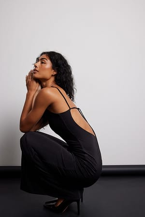 Black Maxikleid mit tiefem Rückenausschnitt