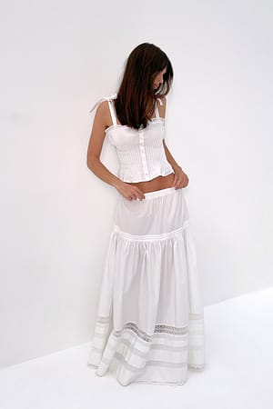 White Maxinederdel med detaljer