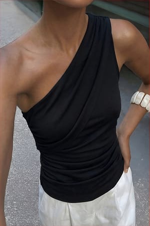 Black Top con detalle drapeado