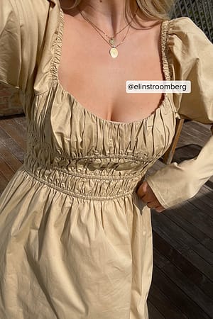 Beige Minikjole med rysjedetaljer