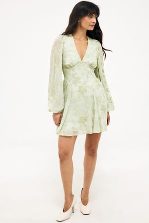 Sage Green Långärmad miniklänning i chiffon med broderi