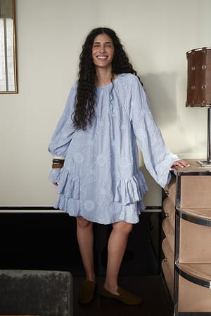 Blue Mini-jurk met volume en borduursel