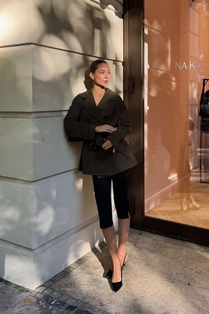 Kurzer Trenchcoat mit Gürtel