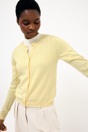 Light Yellow Cardigan en maille fine