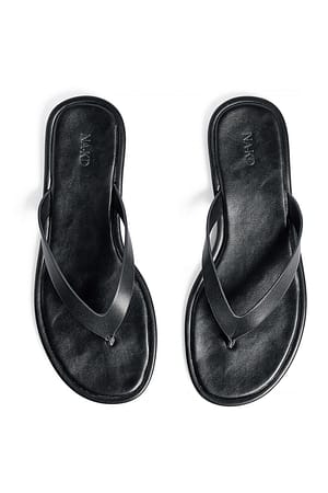 Black Flache Flip-Flop-Sandalen