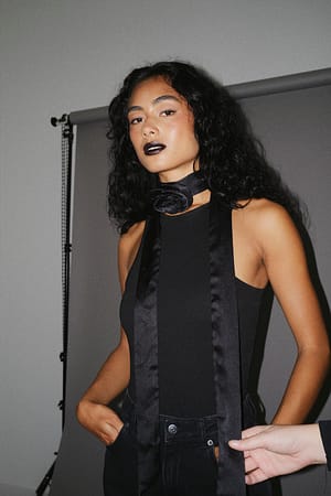 Black Skjerf med blomsterdetaljer