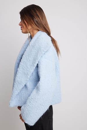 Light Blue Jacke mit einem gefalteten Kragen