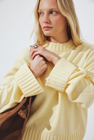 Yellow Pull en maille à manches retroussées