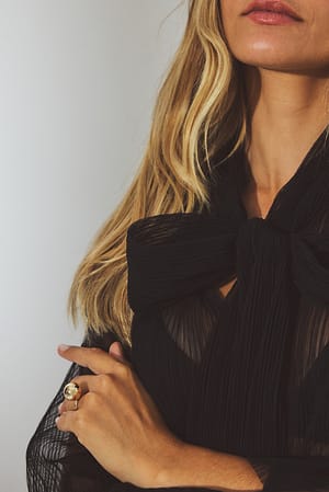 Gold Ring mit Globus-Ball