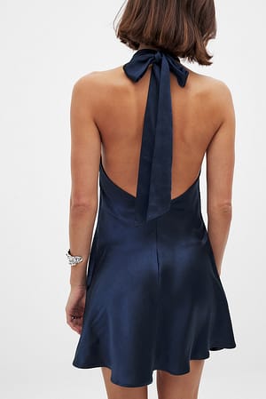 Navy Minikjole i hamret satin med binding i ryg