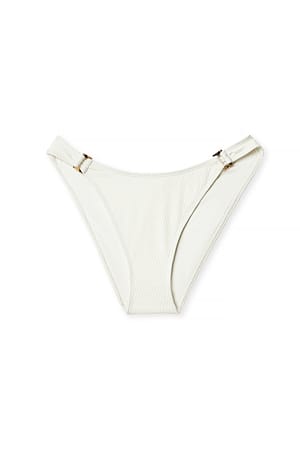 White Bikinitrusse med høj skæring og detaljer