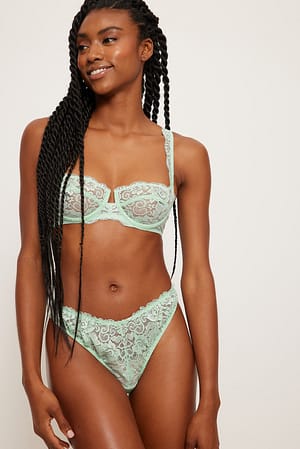 Dusty Light Green Trusse med høj benudskæring og blonde