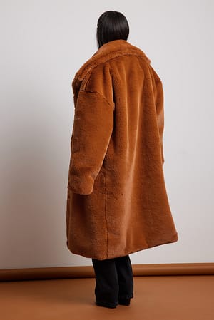 Orange Kappa med fuskpäls och hög hals