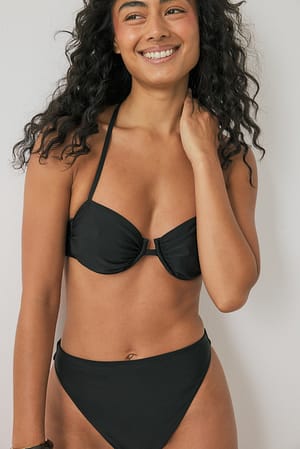 Black hochgeschnittenes Bikini-Höschen