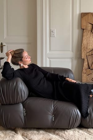 Black Strick-Maxikleid mit Rüschen und Rundhalsausschnitt