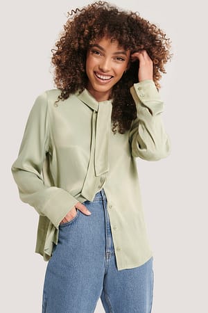 Bluse Mit Schnürung Im Nacken