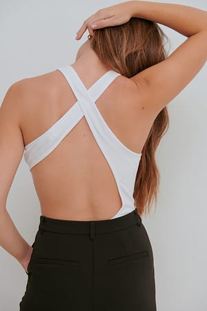 Optic White Body mit gekreuzter Rückenpartie