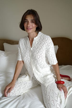 Offwhite kurzärmeliges Strickhemd mit Häkeldetails