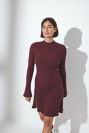 Burgundy Hochgeschlossenes, gestricktes Minikleid aus fließendem Stoff