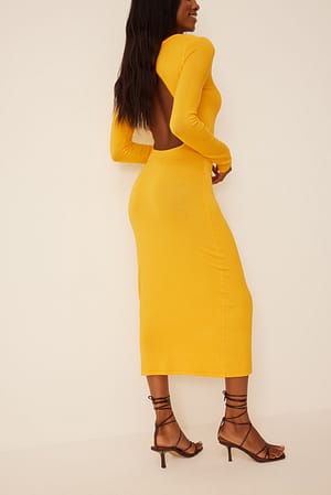 Yellow Strickkleid mit offenem Rücken