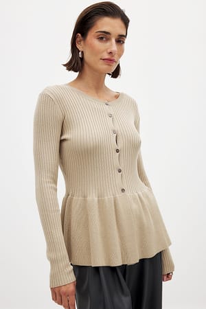 Beige Stickad peplumtopp