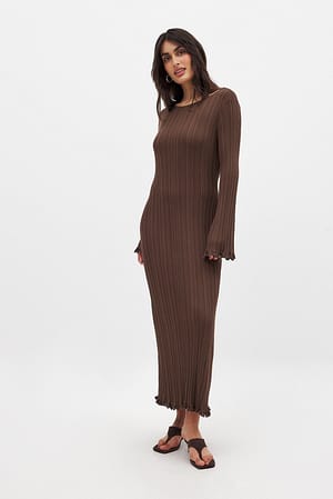 Brown Strick-Maxikleid mit Rüschen und Rundhalsausschnitt